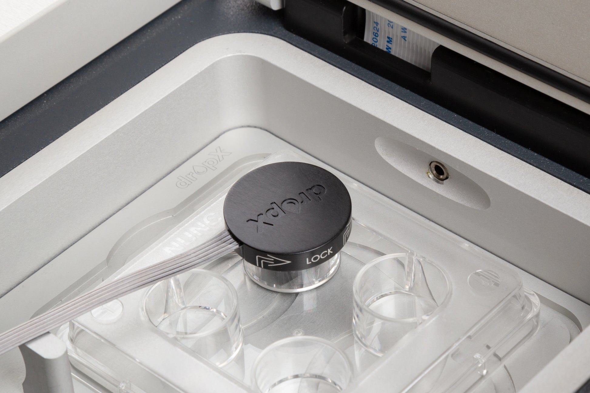 DropX droplet temperature measurement probe in incubator