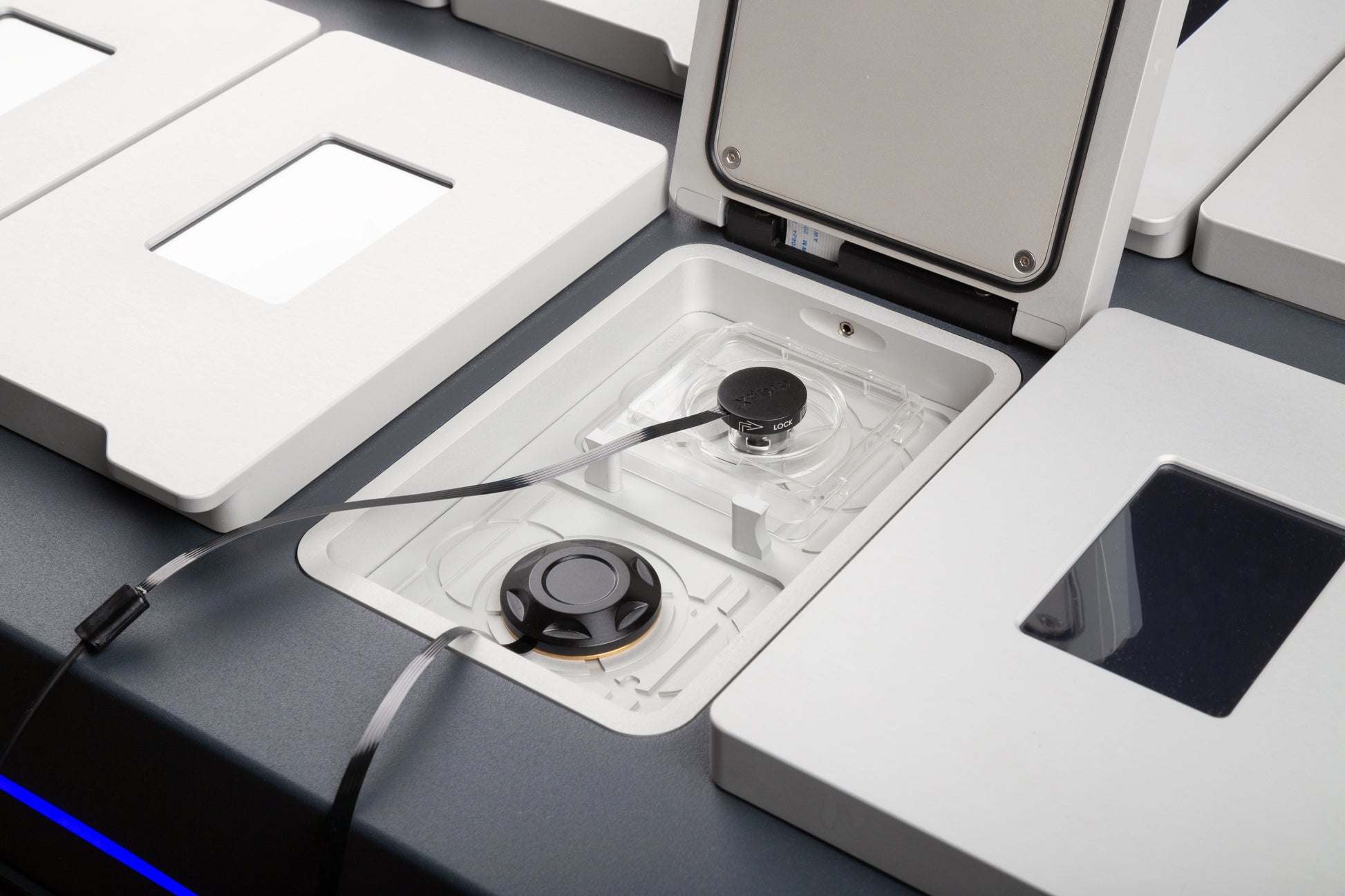 DropX surface temperature probe and Droplet probe in incubator